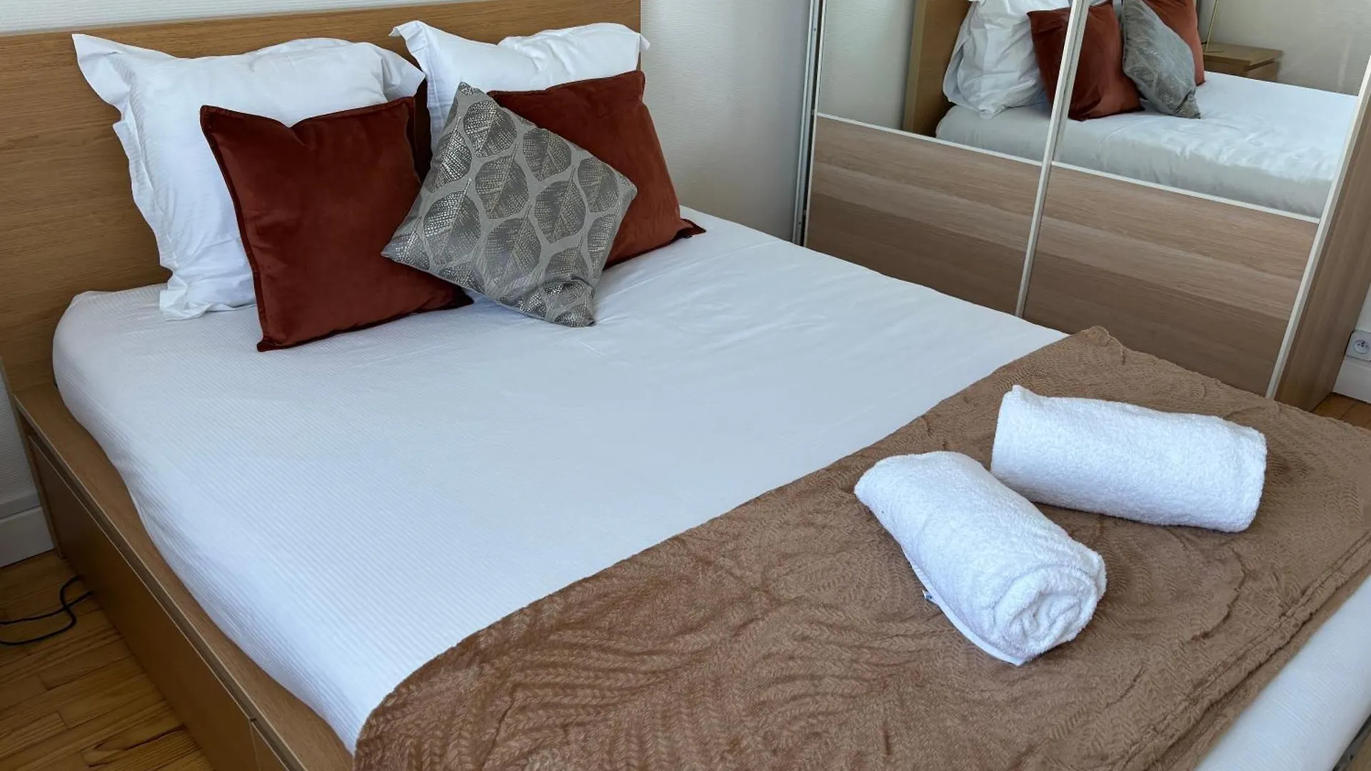 Spacieux, Lumineux Et Bien Place Pour 6Personnes, Parking Interieur Villeurbanne